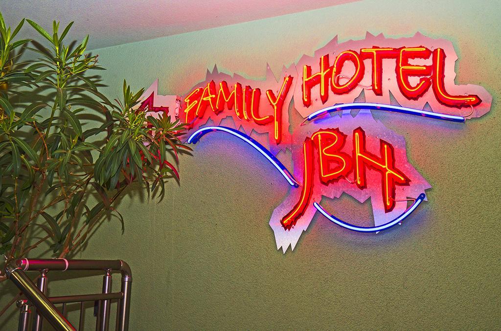 Jbh Hotel สวิติ วลัส ภายนอก รูปภาพ